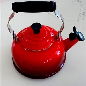Le Creuset Classic Whistling Kettle (red)